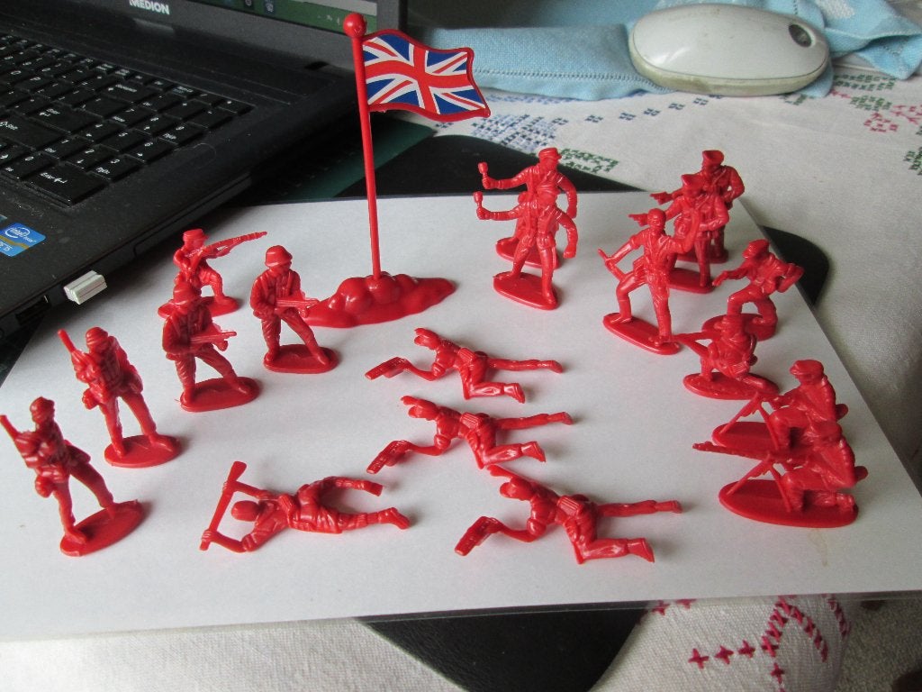 18 vintage rode plastic figuren,soldaten Engelse vlag, Ophalen, Zo goed als nieuw