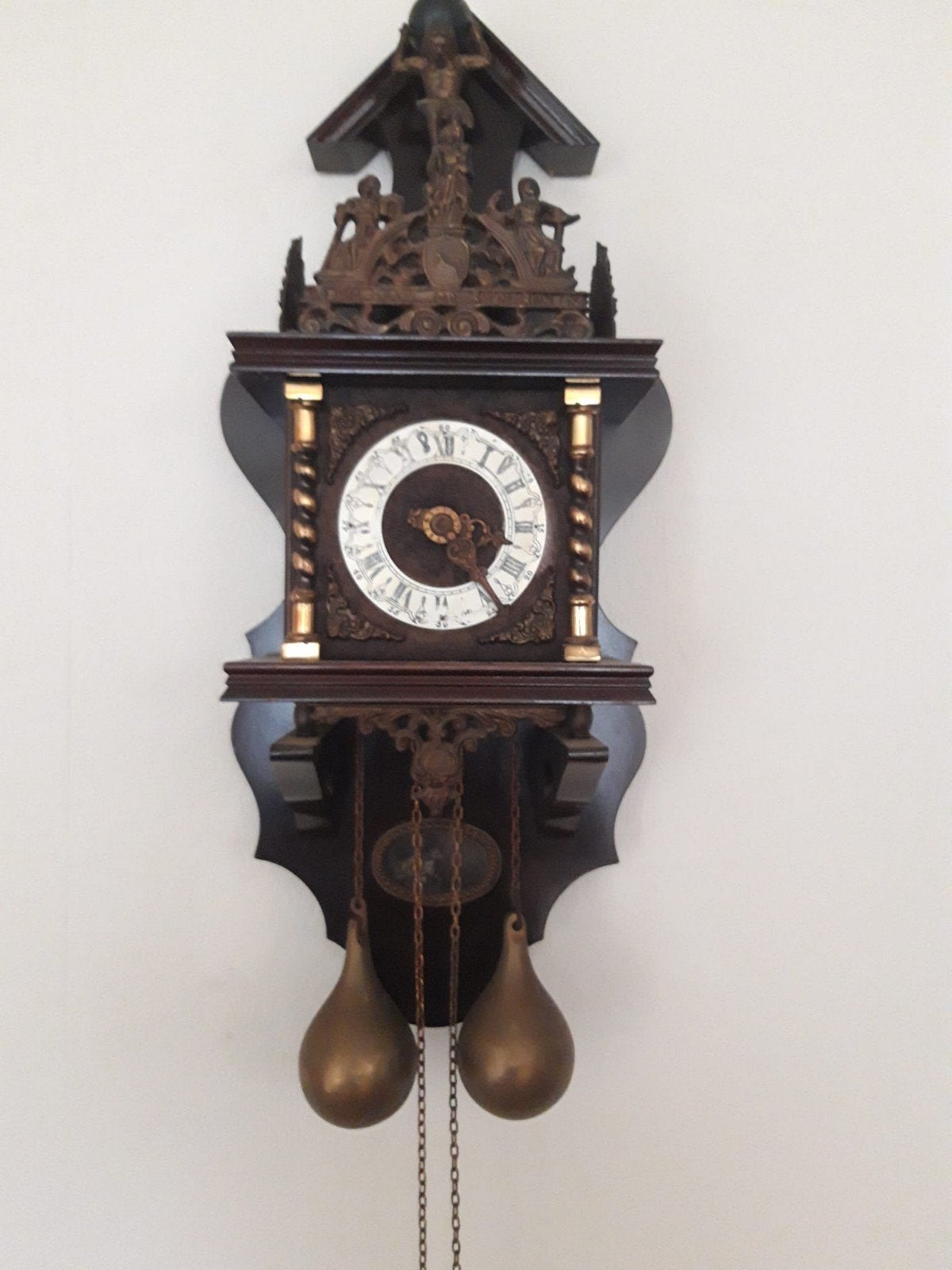 Oude zaanse wandklok met atlas., Ophalen