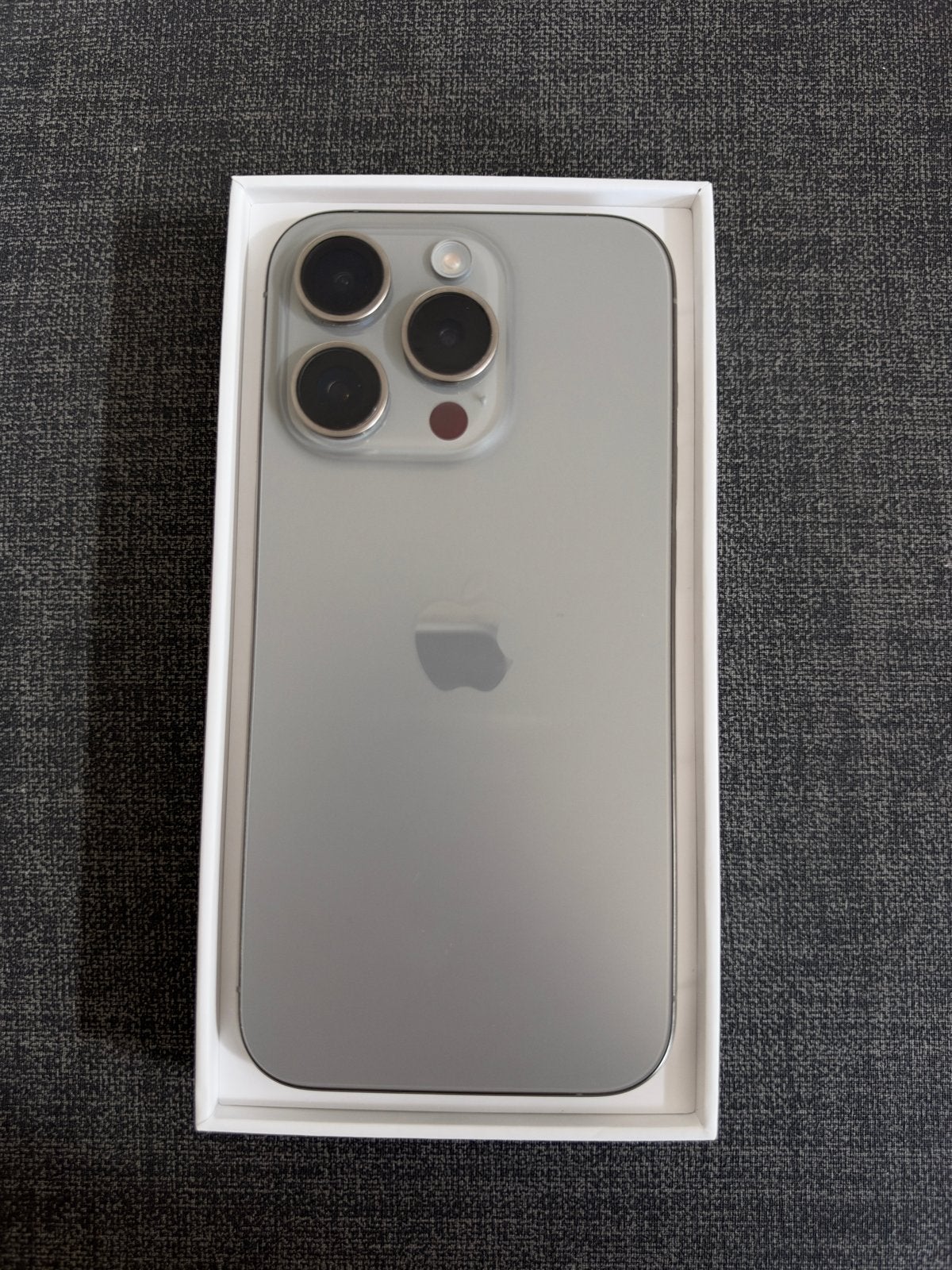Foto 13 van Apple iPhone 15 Pro 128GB Natural Titanium - Zeer goed
