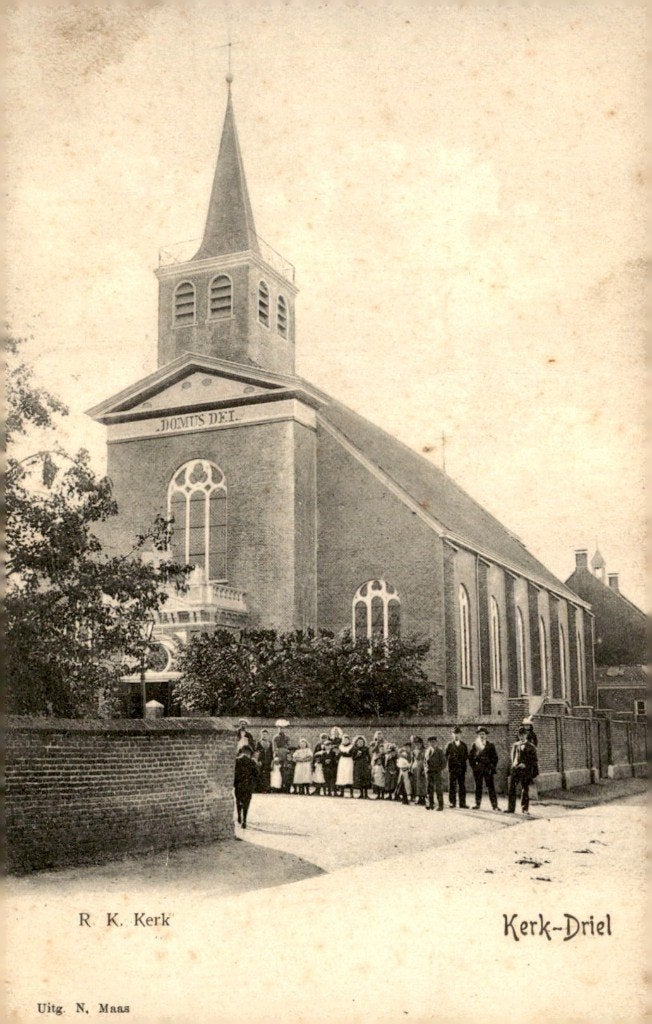 Kerkdriel RK Kerk met veel volk # 661, Verzenden, Voor 1920, Gelopen, Gelderland