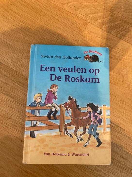 Een Veulen op De Roskam - Vivian den Hollander, Ophalen of Verzenden, Zo goed als nieuw