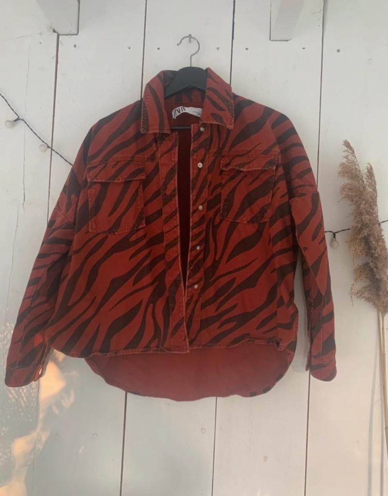 Zara rood spijkerjasje XS (valt oversized), Kleding | Dames, Jassen | Zomer, Verzenden, Zara, Zo goed als nieuw, Maat 34 (XS) of kleiner