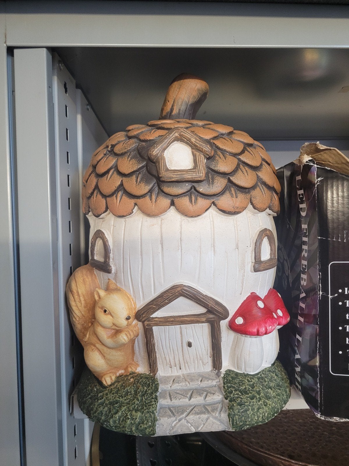 Super leuk tuinbeeld 35cm eikelhuis met eekhoorn, Ophalen, Zo goed als nieuw, Dierenbeeld
