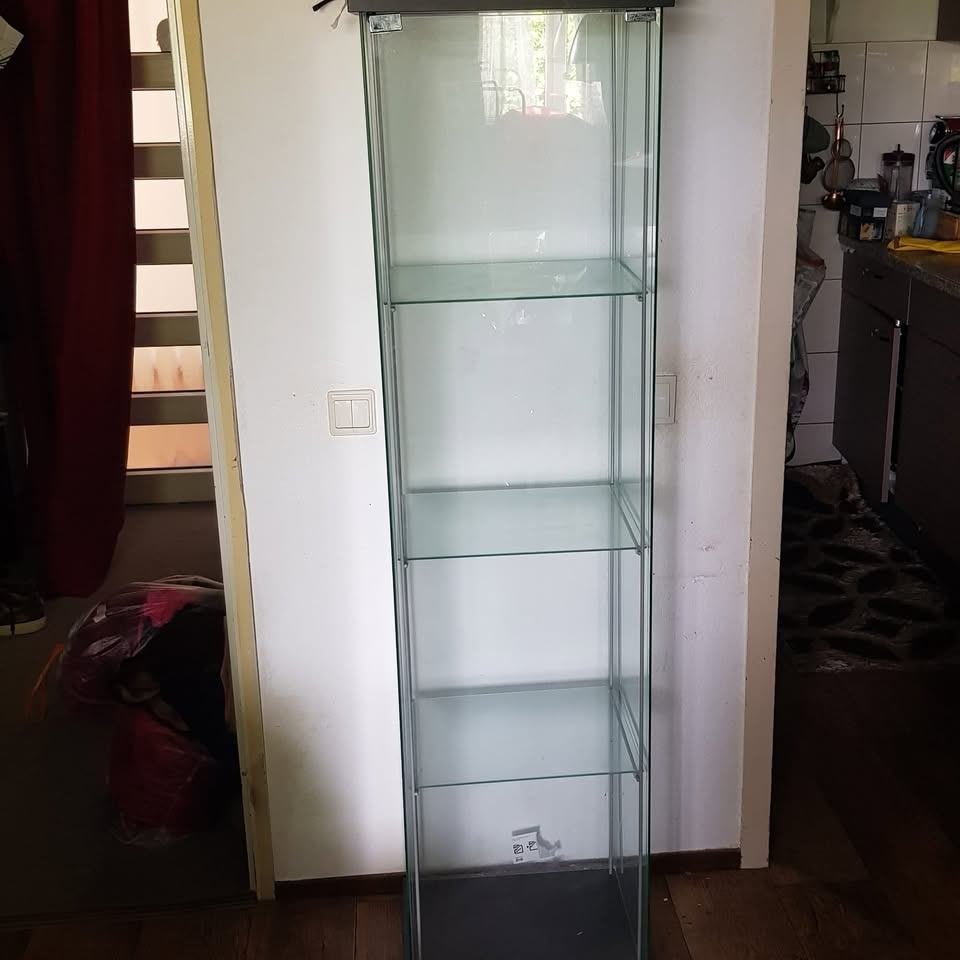 Glazen vitrinekast, Huis en Inrichting, Woonaccessoires | Kandelaars en Kaarsen, Ophalen, Zo goed als nieuw, Zwart, Overige materialen