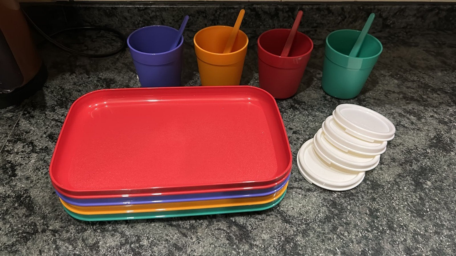 tupperware bordjes met bekers, Ophalen of Verzenden