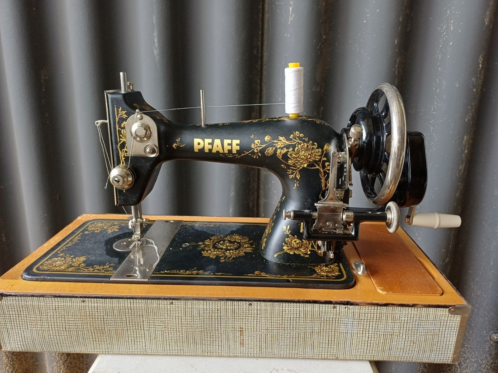 Handnaaimachine., Ophalen