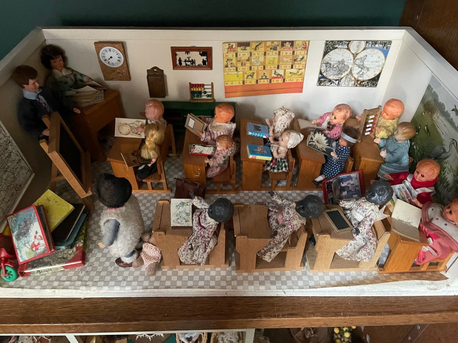 Uniek Miniatuur Poppenhuis Schooltje met Poppen, Ophalen, Gebruikt, Poppenhuis