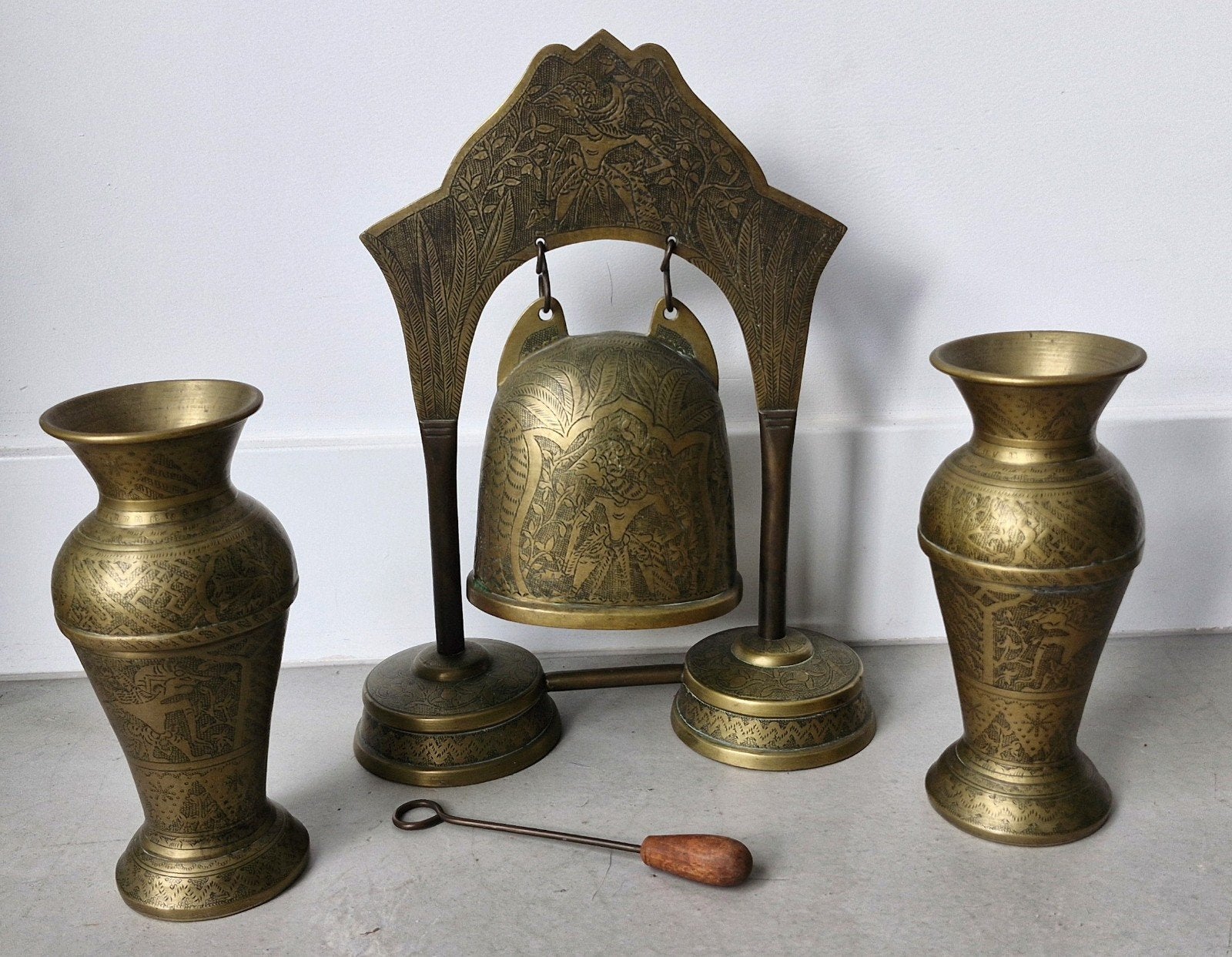 Indonesische tafelbel of tafelgong en vazen wajangfiguren, Ophalen of Verzenden, Koper