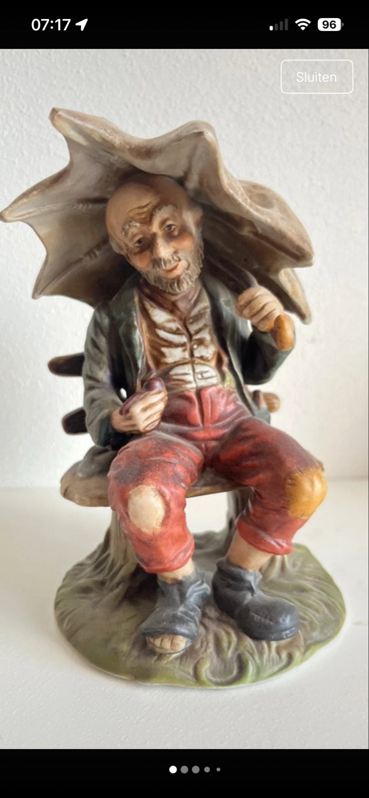 Vintage beeldje van oude man met paraplu, Minder dan 20 cm, Ophalen of Verzenden, Steen of Keramiek, Beeld