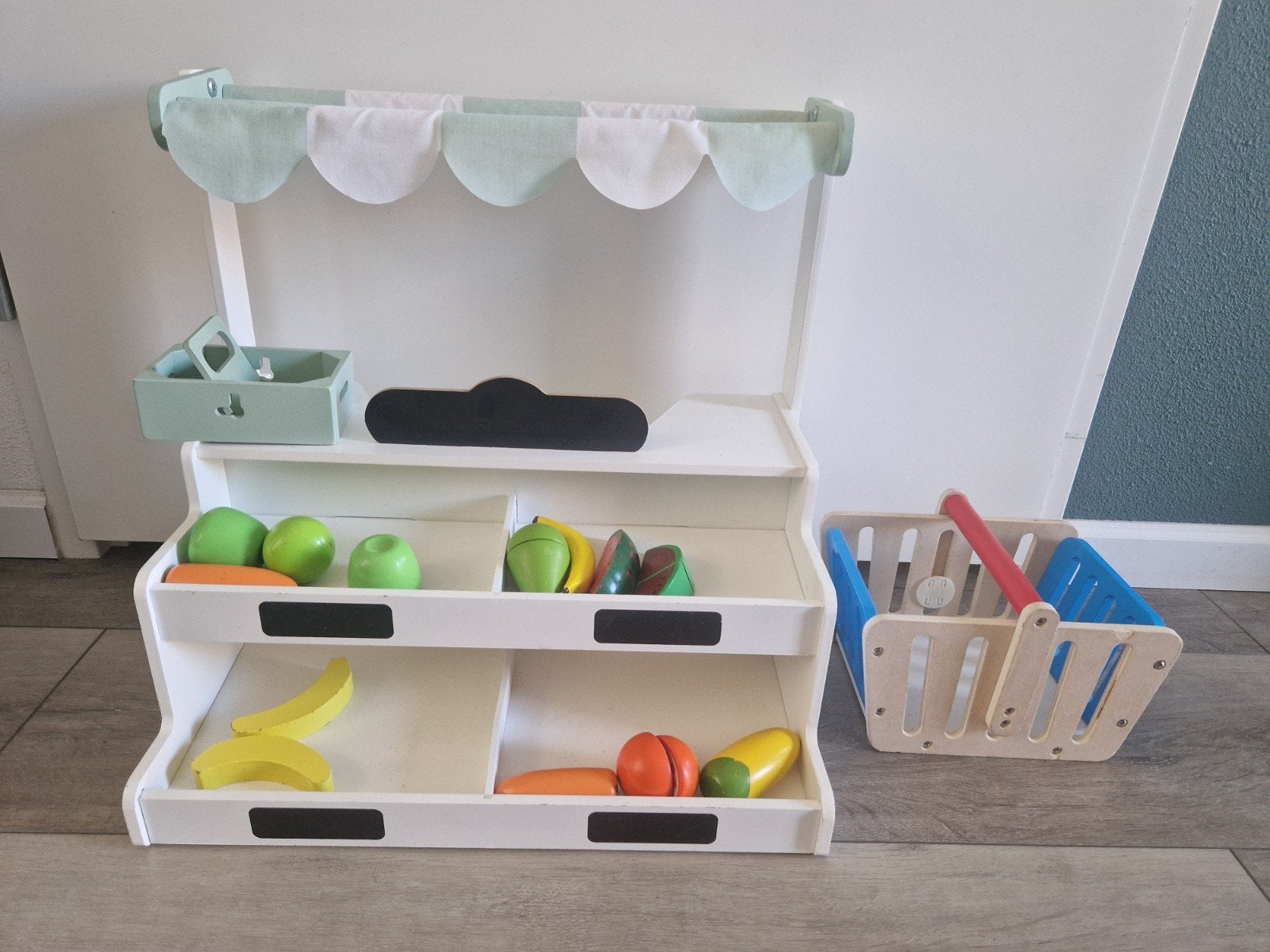 Houten winkeltje / marktkraam met toebehoren, Ophalen, Gebruikt