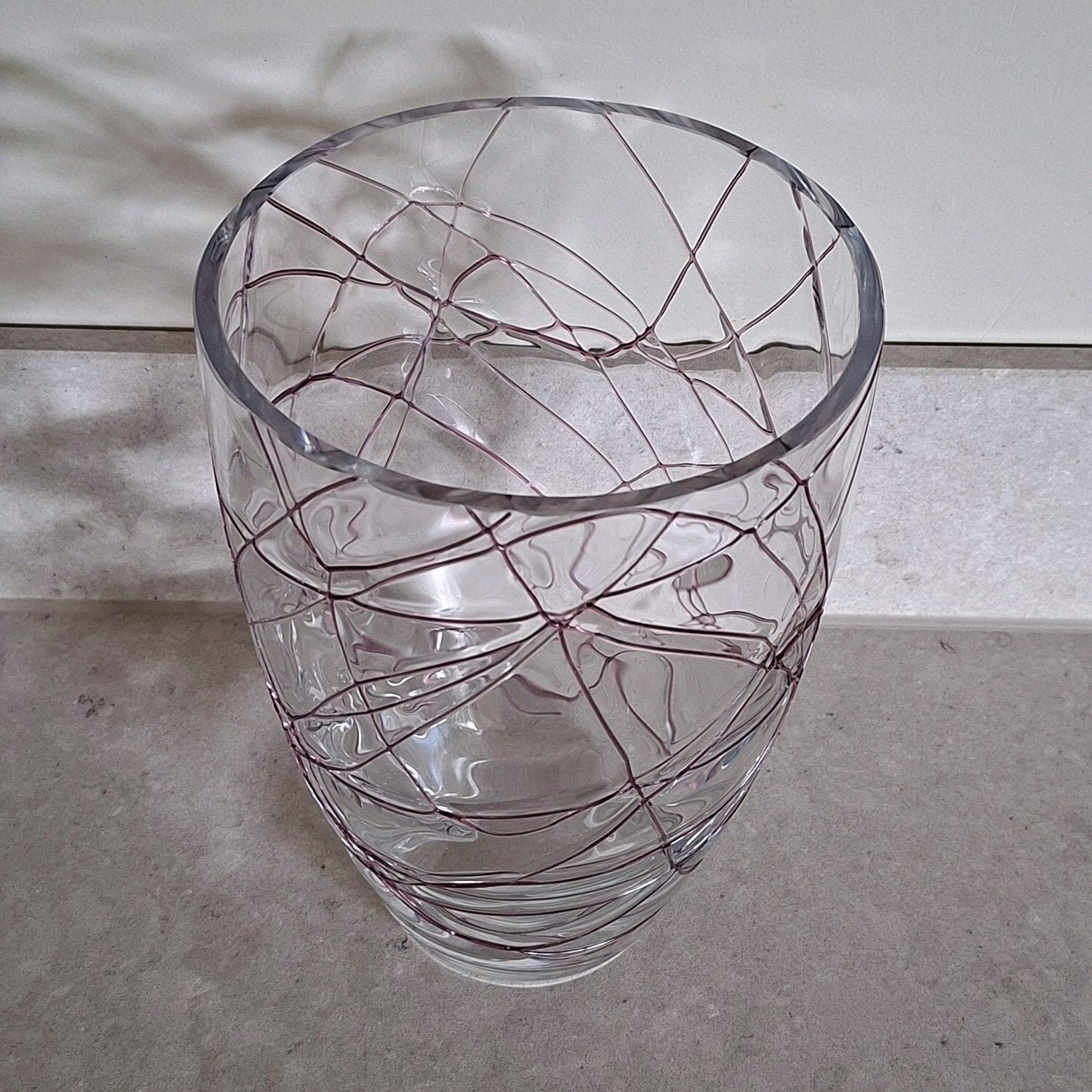 Vintage glazen kunstvaas met paarse swirl – Murano / Kosta B, 21 cm, Met patroon/structuur, Paars, Ophalen of Verzenden