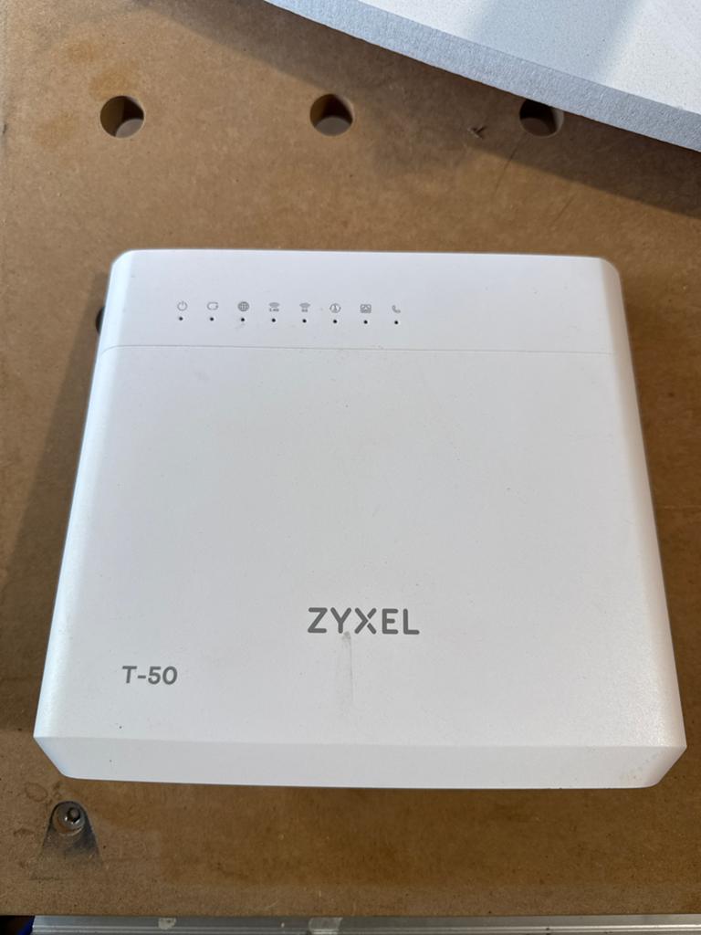 Zyxel T-50 Router, Ophalen of Verzenden, Gebruikt, Router met modem