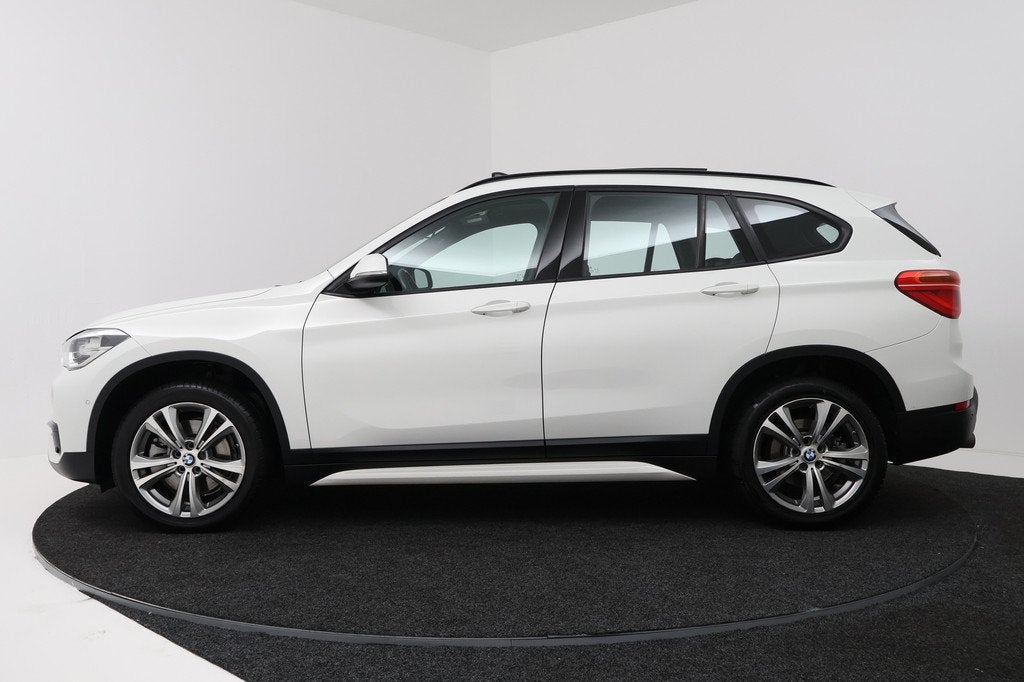 BMW X1 SDrive20i Corporate Lease High Executive (PANORAMADAK, 1998 cc, Wit, Bedrijf, SUV of Terreinwagen