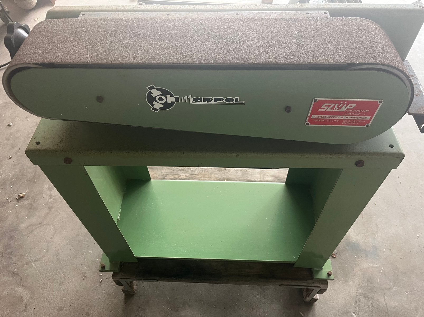 Bandschuurmachine op onderstel + nieuwe schuurbanden, Doe-het-zelf en Verbouw, Ophalen, Gebruikt, 600 tot 1200 watt, Bandschuurmachine
