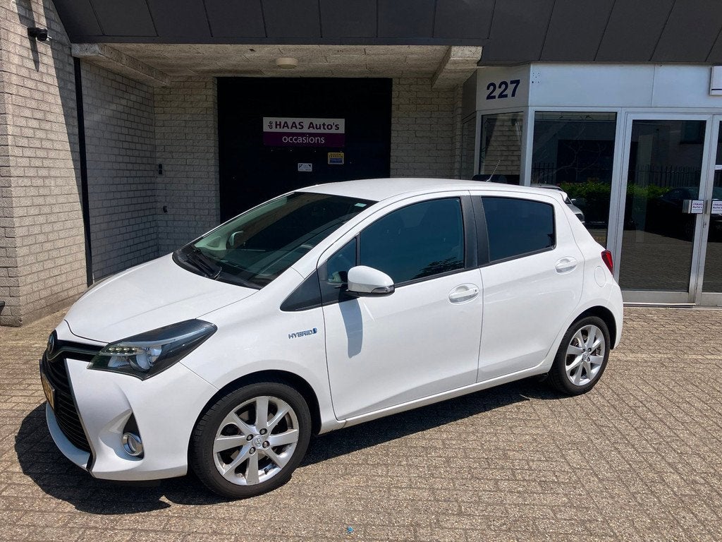 Toyota Yaris 1.5 Full Hybrid Dynamic / FACELIFT / NAVI / CAM, Auto's, Toyota, Gebruikt, 4 cilinders, Bedrijf, Hybride Elektrisch/Benzine