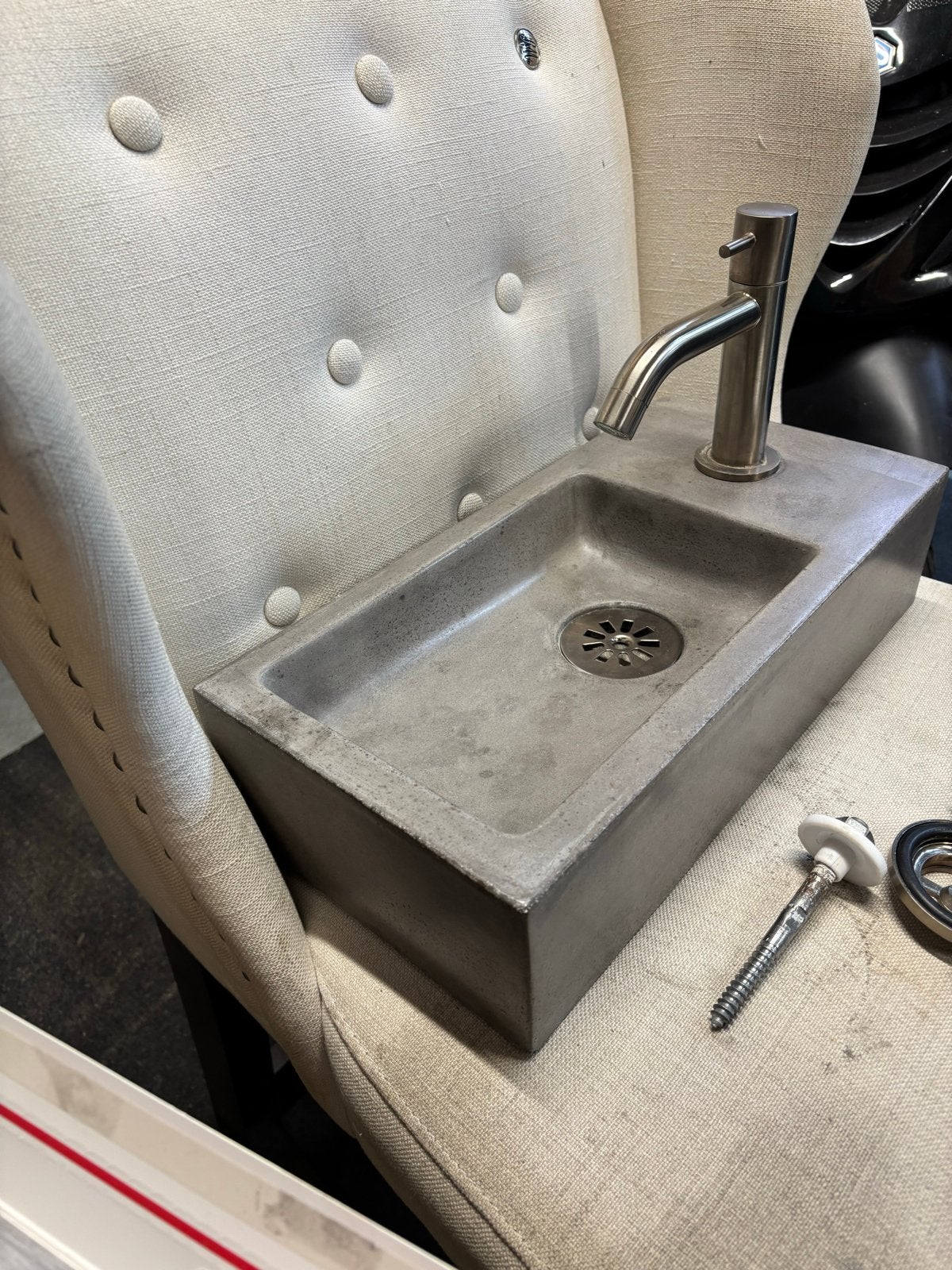 Betonnen wastafel met kraan - Compact en modern, Doe-het-zelf en Verbouw, Ophalen of Verzenden, Zo goed als nieuw, Steen, Wastafel