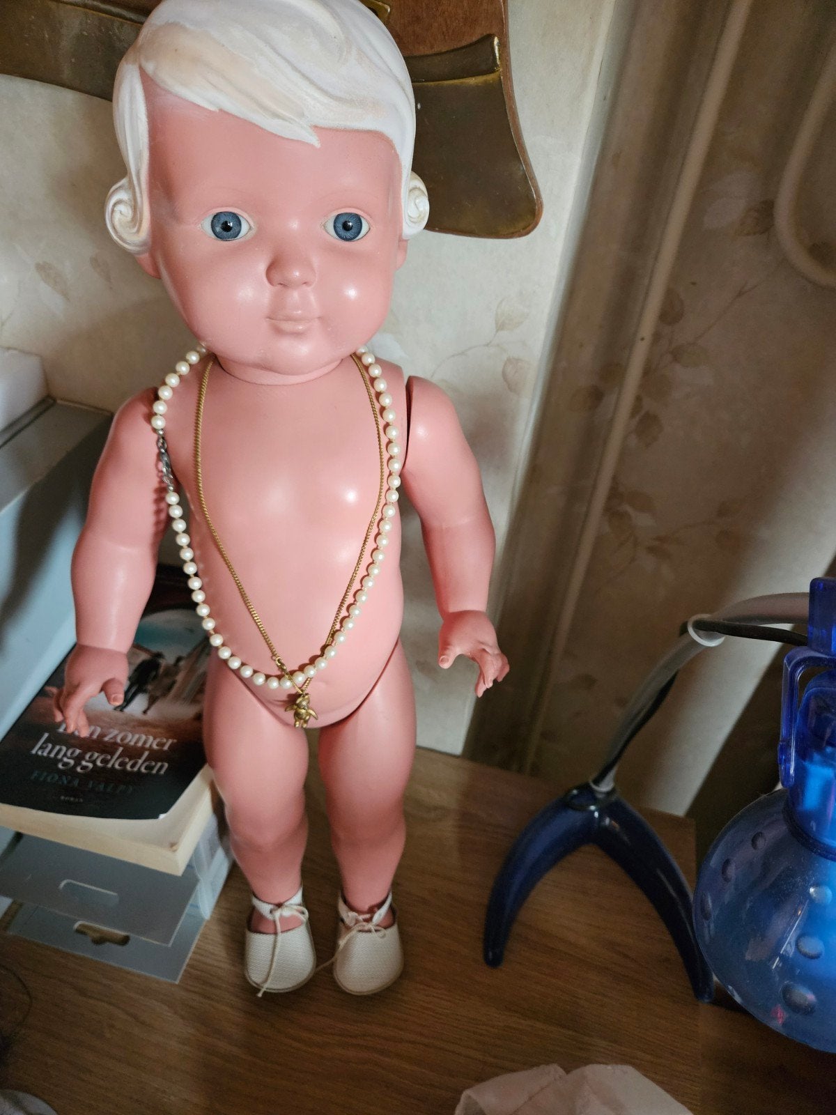 Vintage Babypop met Witte Jurk en Parelketting, Verzamelen, Ophalen of Verzenden, Gebruikt, Babypop