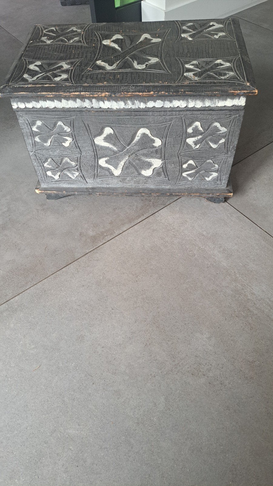 Decoratieve houten kist met houtsnijwerk, Ophalen, Gebruikt, 50 tot 100 cm, 5 – 50