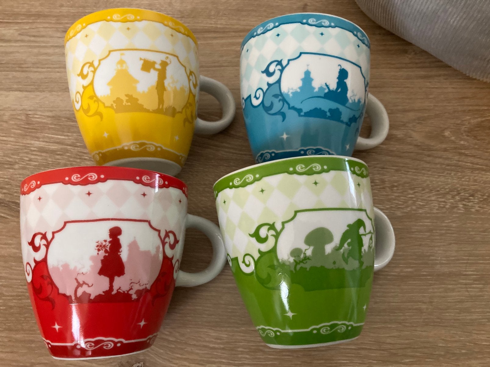 4 Efteling mokken, Ophalen, Zo goed als nieuw, Overige stijlen, Kop(pen) en/of Schotel(s)