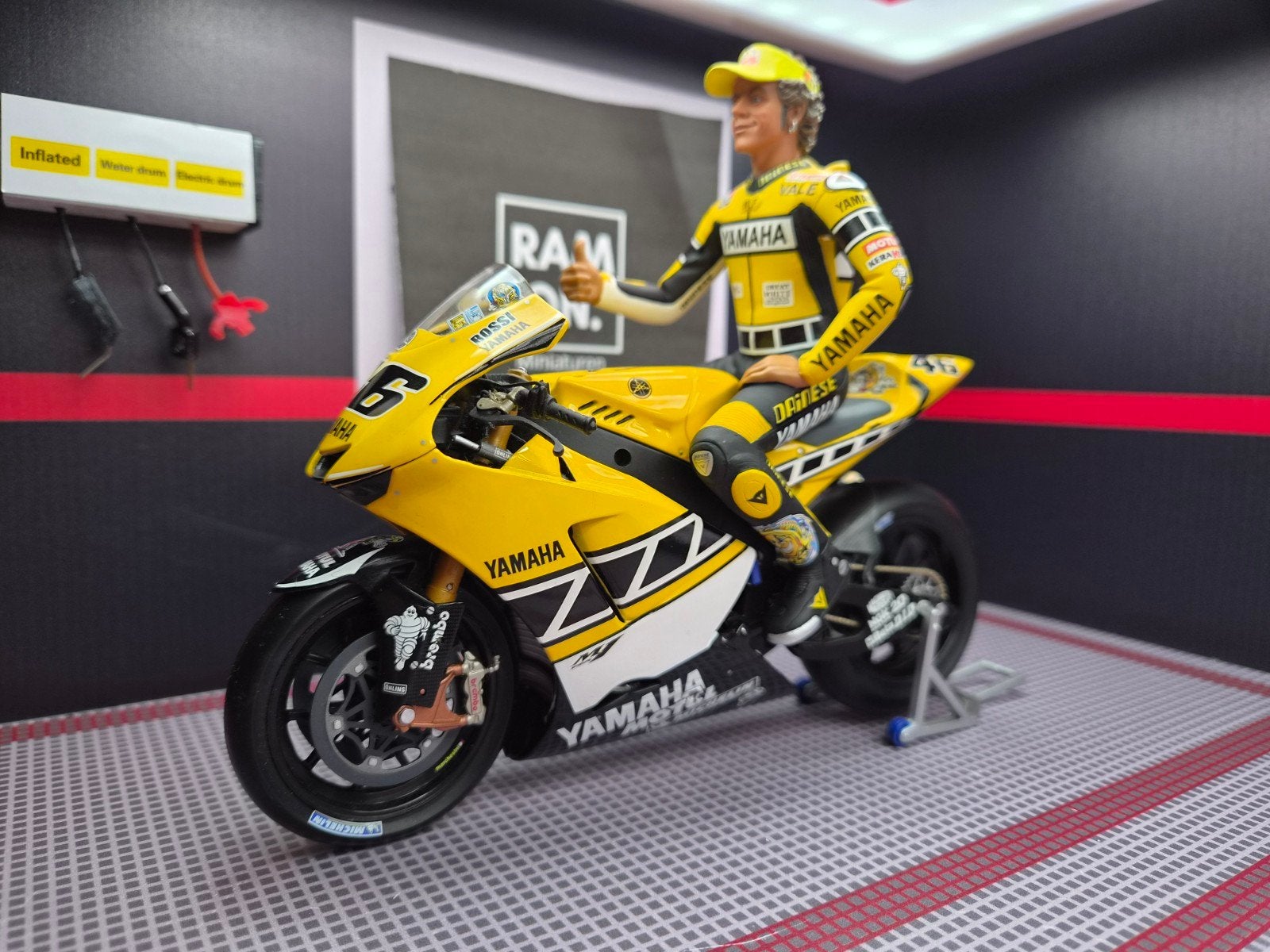 1/12 2005 Valentino Rossi Yamaha YZR-M1 Laguna Seca, Ophalen of Verzenden, Zo goed als nieuw, 1:9 t/m 1:12, Motor