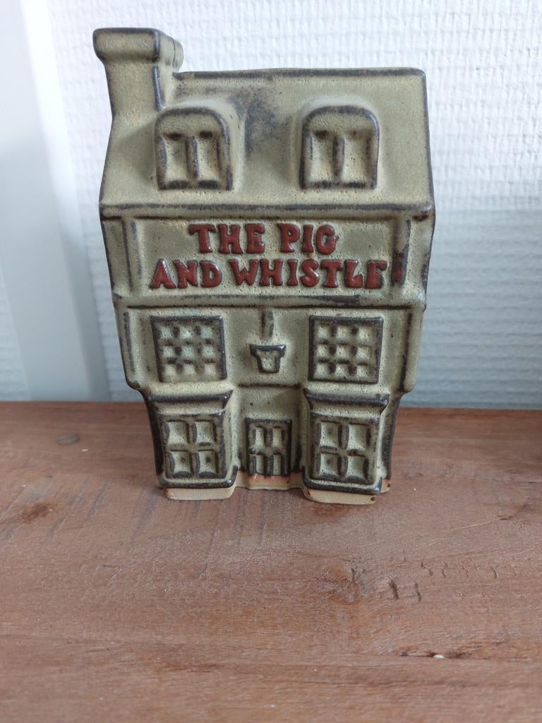 Antieke Tremar U.K. spaarpot 'The Pig and Whistle', Verzamelen, Spaarpotten, Gebruikt, Object of Gebouw, Steen, Aardewerk of Keramiek