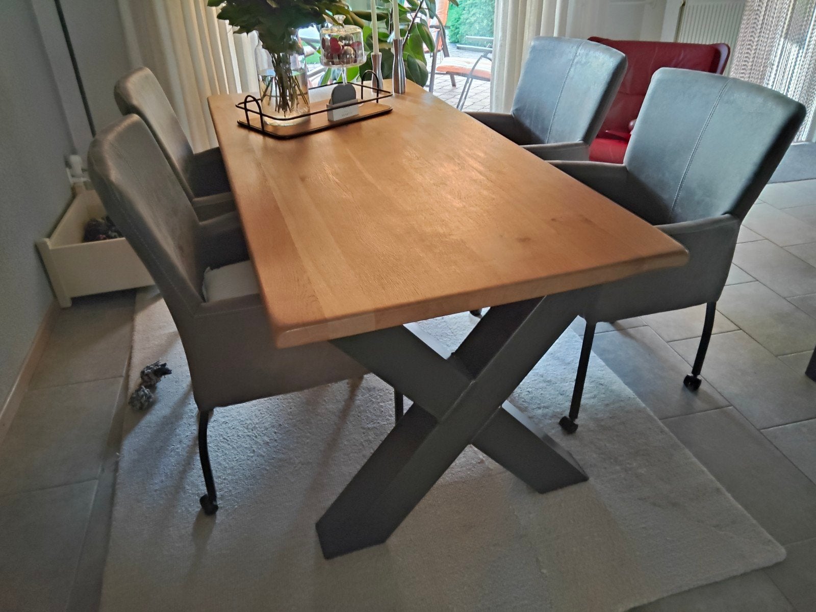 Te koop massief eiken tafel met industriele stalen poten, Huis en Inrichting, Ophalen of Verzenden, 4 tot 6 stoelen