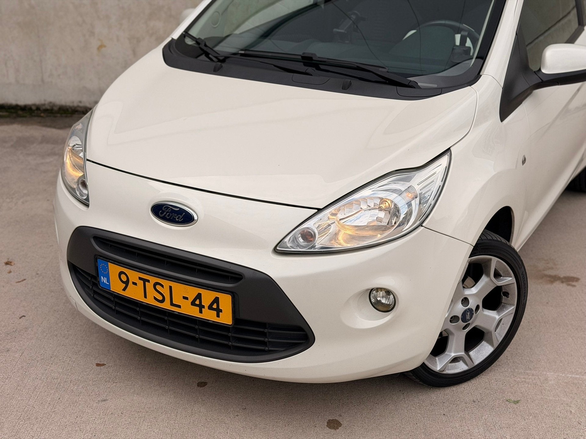 Ford Ka 1.2 Titanium X Pano Trekhaak Parelmoer Stoelverwarmi, Auto's, Voorwielaandrijving, Stof, Gebruikt, 4 cilinders