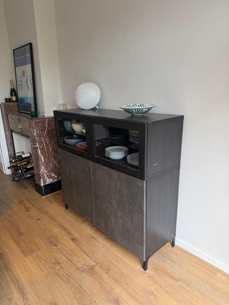 Gratis - vitrinekast met glazen deuren en opbergruimte, Huis en Inrichting, Kasten | Vitrinekasten, Ophalen, 100 tot 150 cm, 50 tot 100 cm