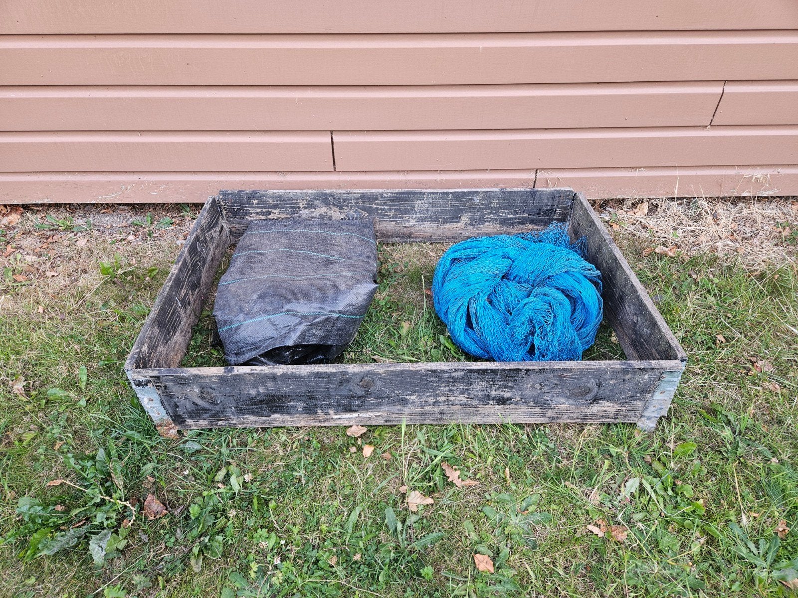 Houten kweekbak, anti-worteldoek en blauw net, Ophalen, Gebruikt