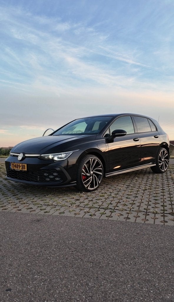 VW Golf GTE 2022 245PK STERRENHEMEL|Memory|LEDER|IQ|PANO, Auto's, 4 cilinders, Zwart, 1524 kg, 84 €/maand