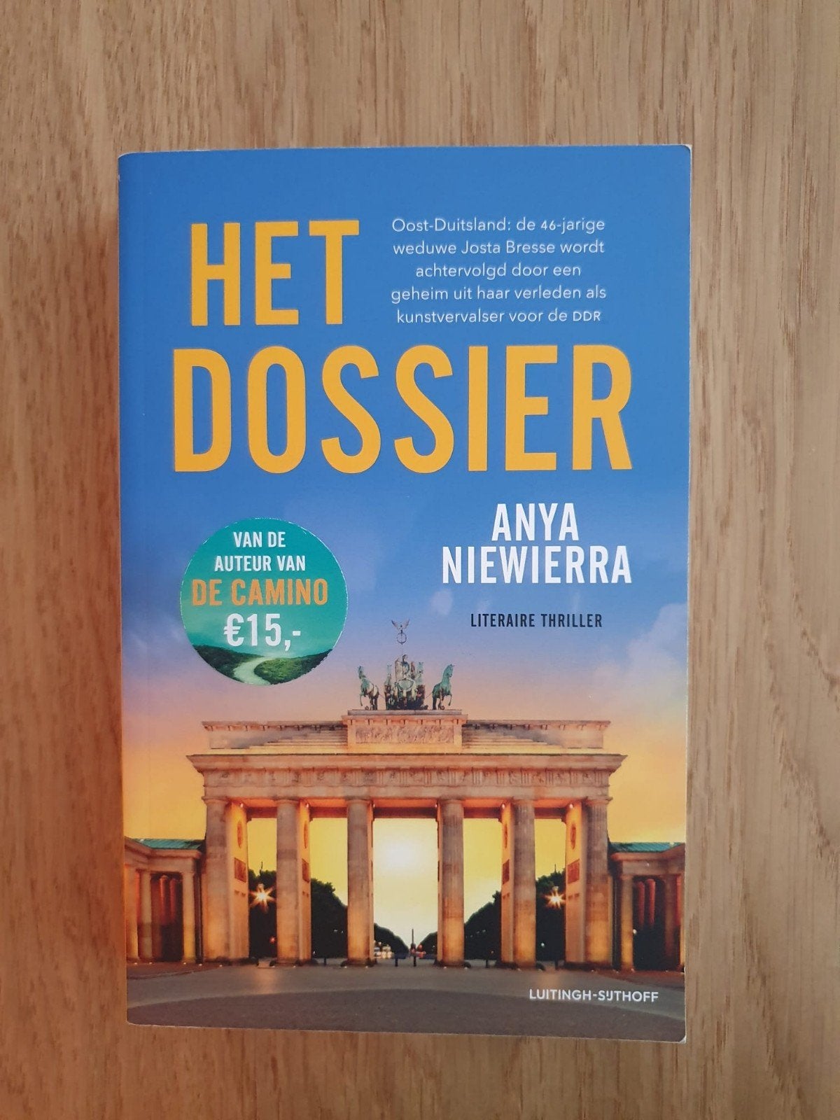 Het Dossier - Anya Niewierra (Literaire thriller), Boeken, Ophalen of Verzenden, Zo goed als nieuw, Anya Niewierra, Nederland