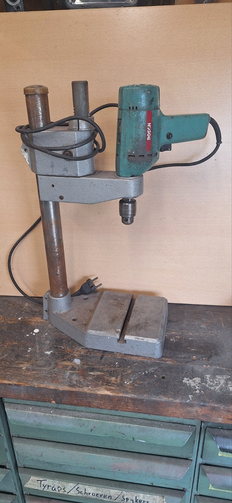 Vintage Bosch boormachine met boorstandaard, Ophalen of Verzenden, Gebruikt, Minder dan 400 watt, Boormachine