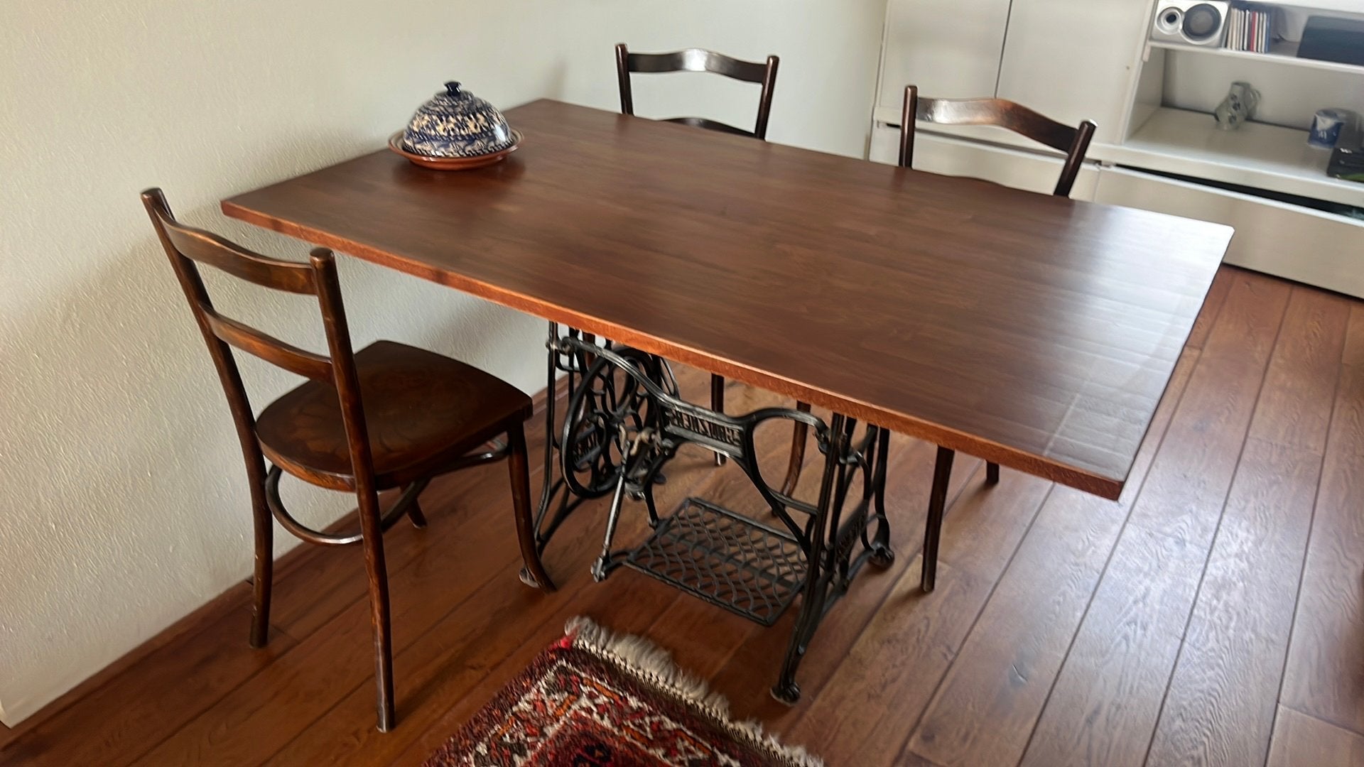 3antieke stoeltjes en oude (naaimachine) tafel, Ophalen, Gebruikt, 100 tot 150 cm, 50 tot 100 cm