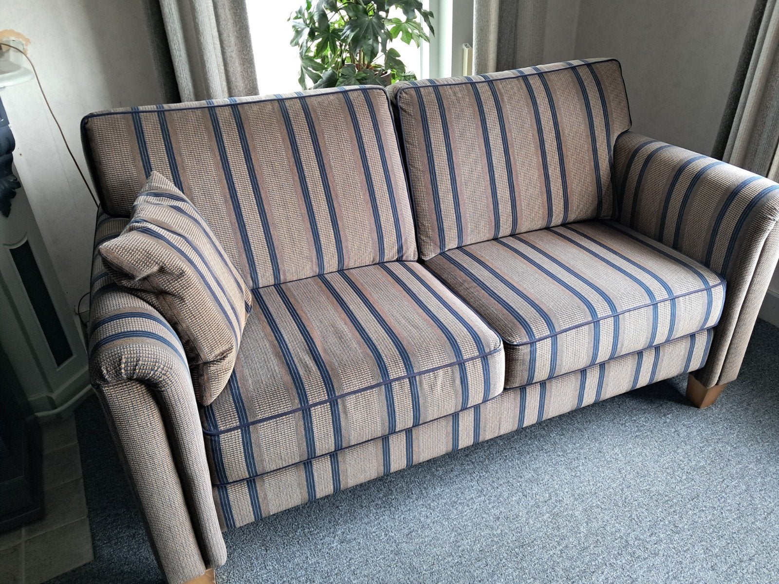 Comfortabele 2,5-zits bank bruin/blauw gestreept (1.60 m), Huis en Inrichting, Banken | Bankstellen, Ophalen, Gebruikt, 150 tot 200 cm