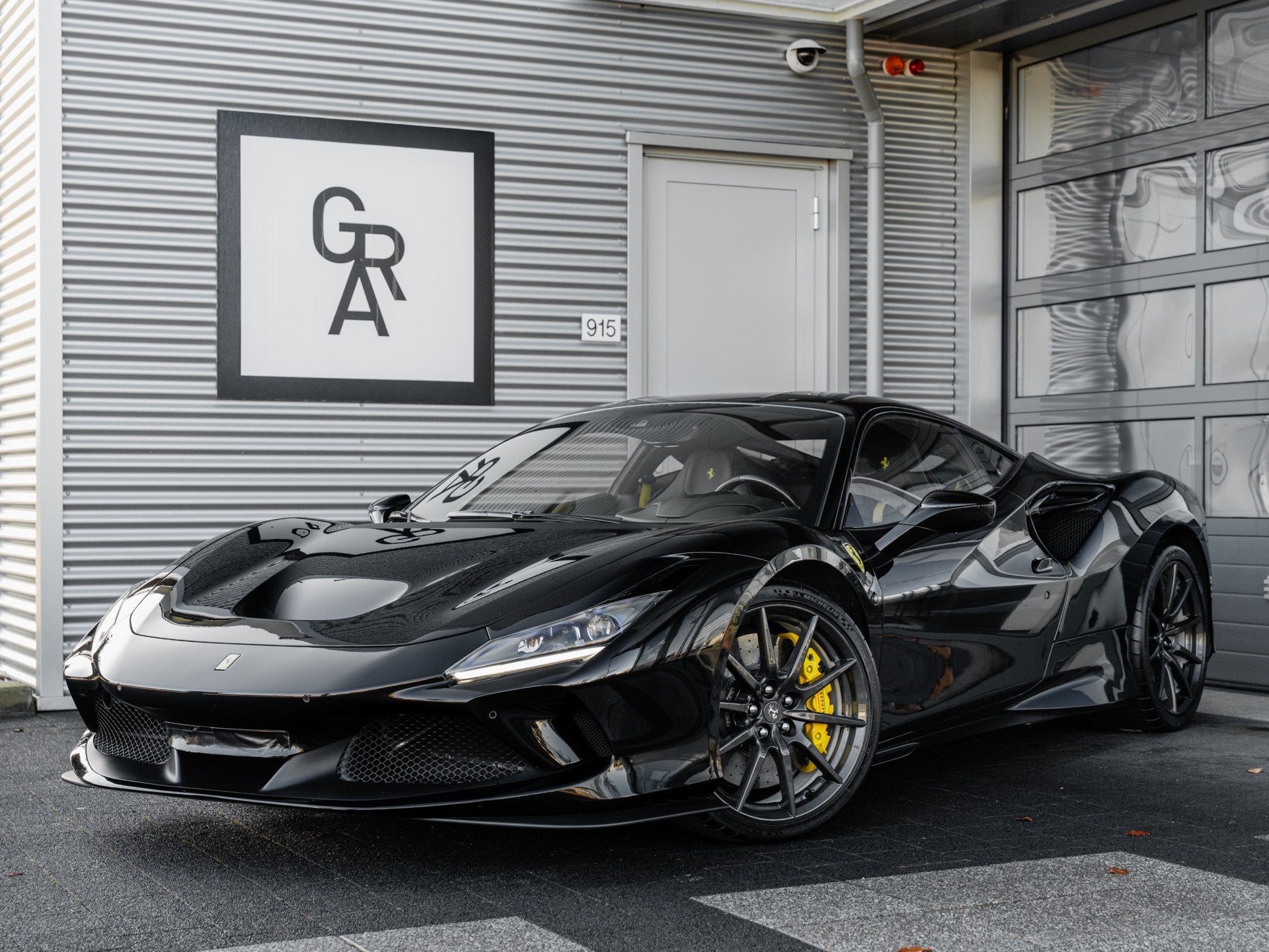 Ferrari F8 Tributo 3.9 V8 HELE | Carbon velgen | Pass. displ, Achterwielaandrijving, Gebruikt, 1505 kg, Zwart