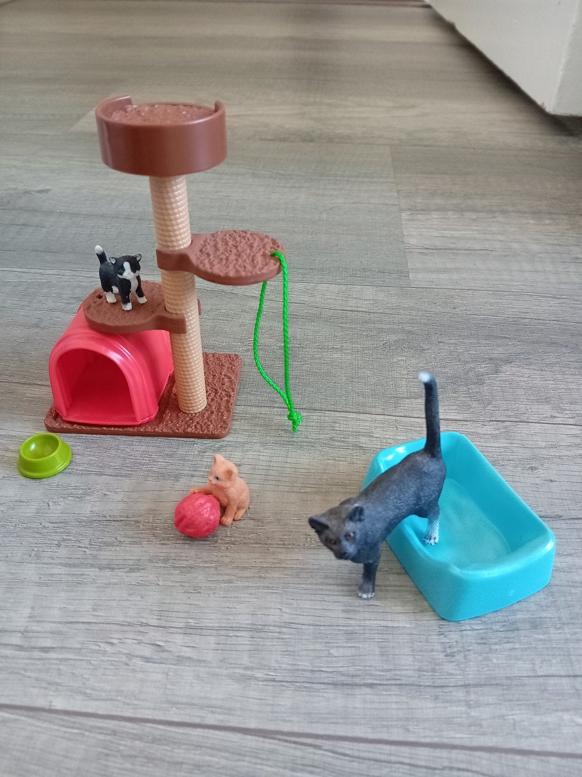 Schleich 42501 Kattenhuis met krabpaal en diverse kattenfigu, Ophalen of Verzenden, Zo goed als nieuw, Jongen of Meisje