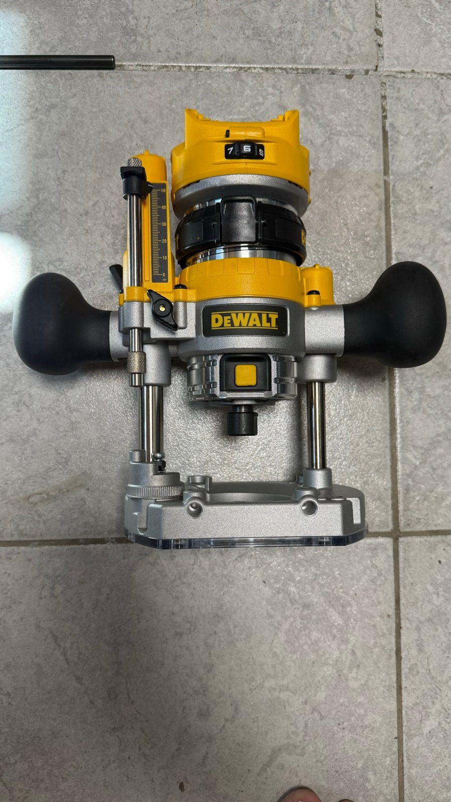 DeWALT DCW604NT bovenfrees nieuw met rail adapter, freesjes, Doe-het-zelf en Verbouw, Ophalen of Verzenden, Nieuw, Accu, Bovenfrees