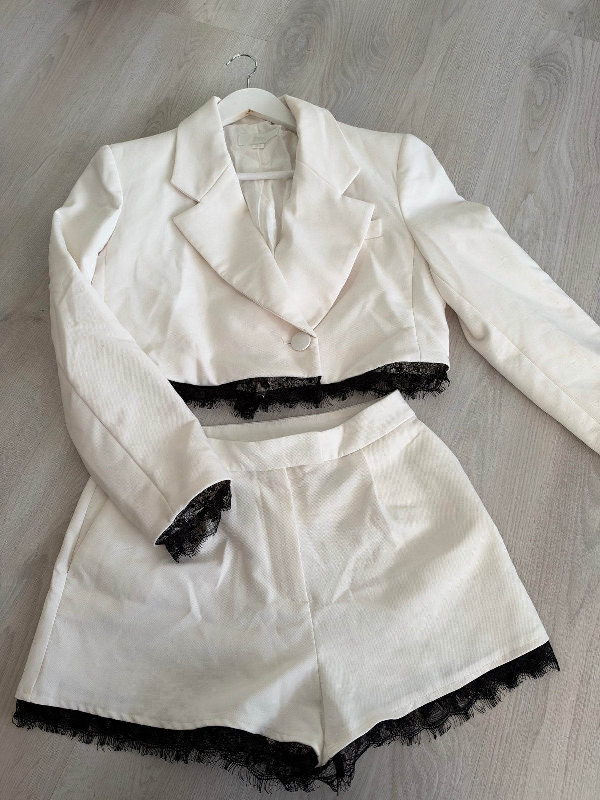 Zara wit jasje en short set met kant, Maat 38/40 (M), Kostuum of Pak, Verzenden, Wit