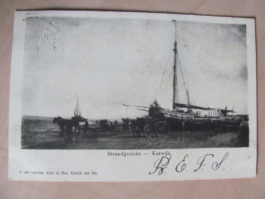 Katwijk 1901 paarden trekken een bomschuit de zee in, Ophalen of Verzenden, Voor 1920, Gelopen, Zuid-Holland
