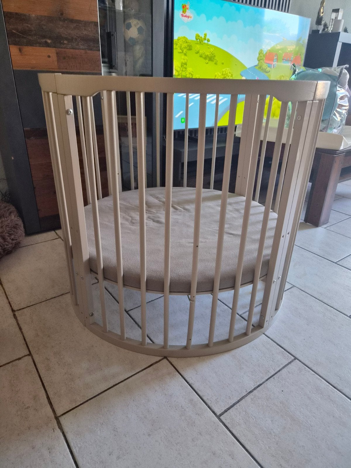 Born Lucky Box Rond Ledikant met Matras - Clay, Ophalen, Zo goed als nieuw, Ledikant