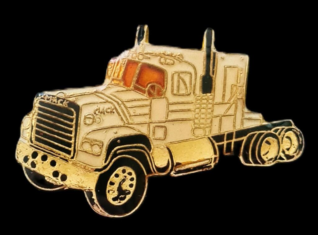 Mack truck pin- creme-rood-zwart epoxy, Verzamelen, Verzenden, Nieuw, Transport, Speldje of Pin