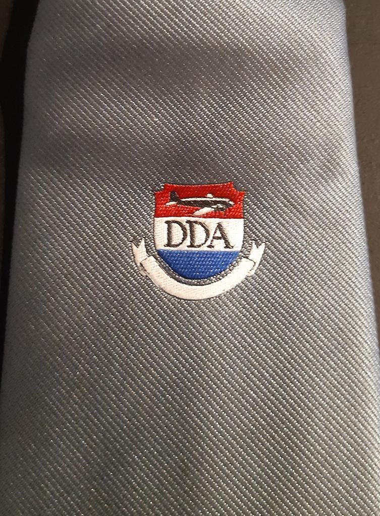 DDA Dutch Dakota Association stropdas grijs logo midden, Ophalen of Verzenden, Nieuw, Grijs