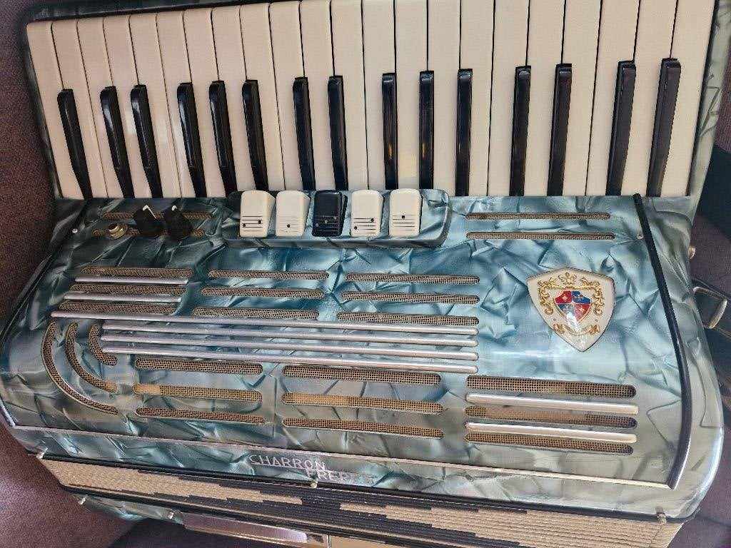 Charron Frères accordeon met Marshall versterker, Gebruikt, Met riemen, 80-bas, Toetsaccordeon