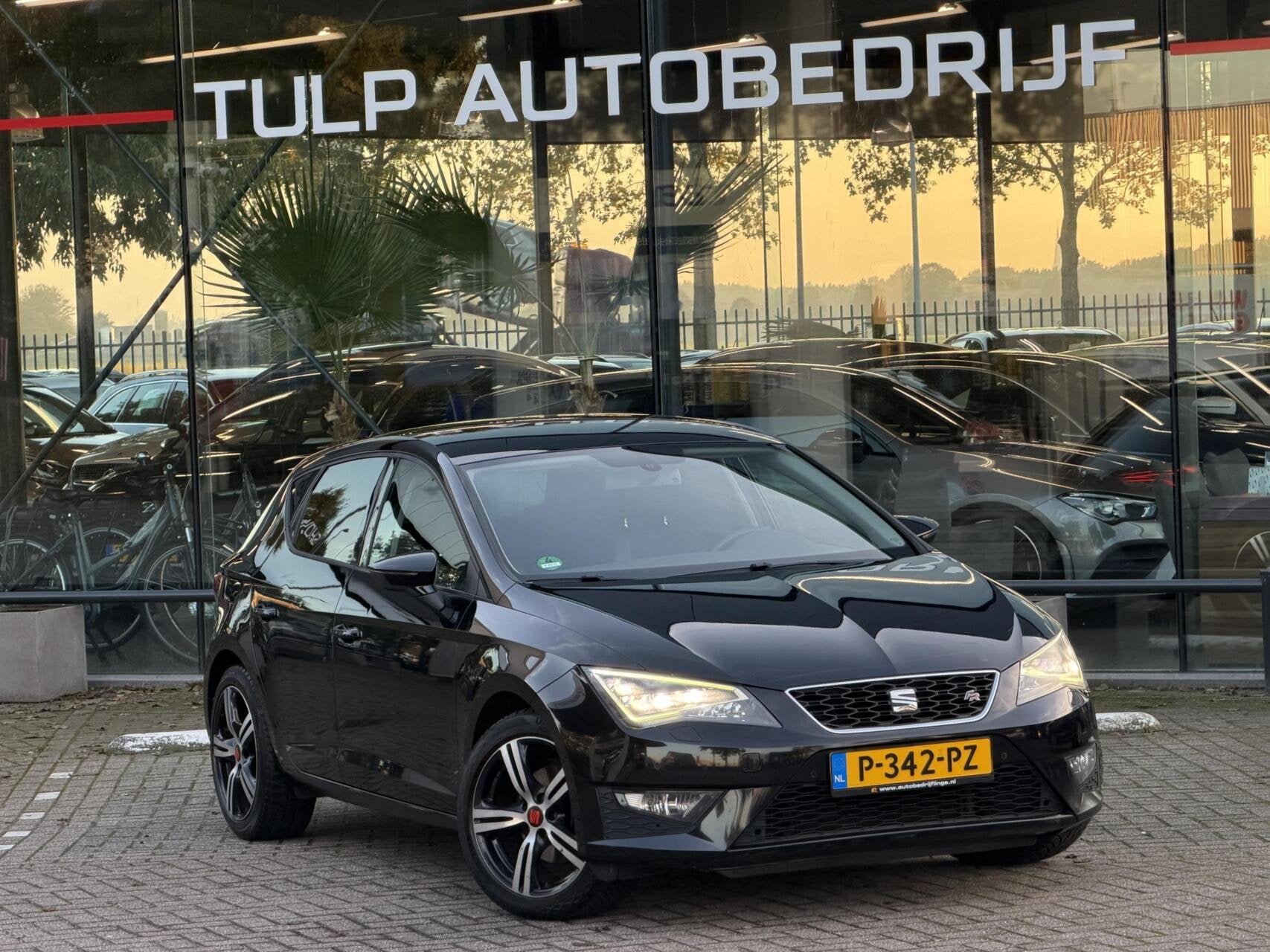 Seat Leon 1.4 TSI FR Business 2013 Airco Clima Navi PDC, Auto's, Voorwielaandrijving, Euro 5, Gebruikt, Zwart