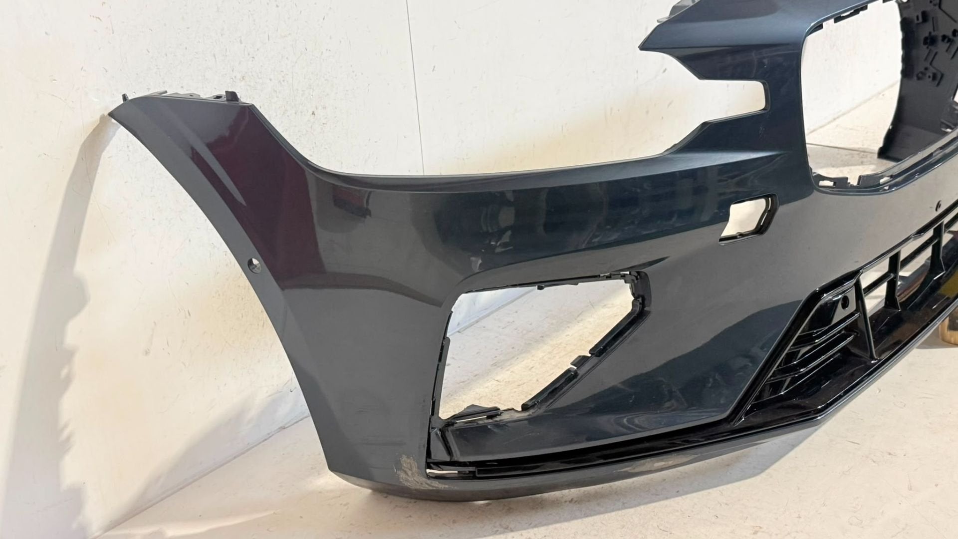 Volvo V60 II S60 II R-Design voorbumper 31690530, Auto-onderdelen, Gebruikt, Gunnar Engellaus vag 8
405 31  Gothenburg, SE, Voor