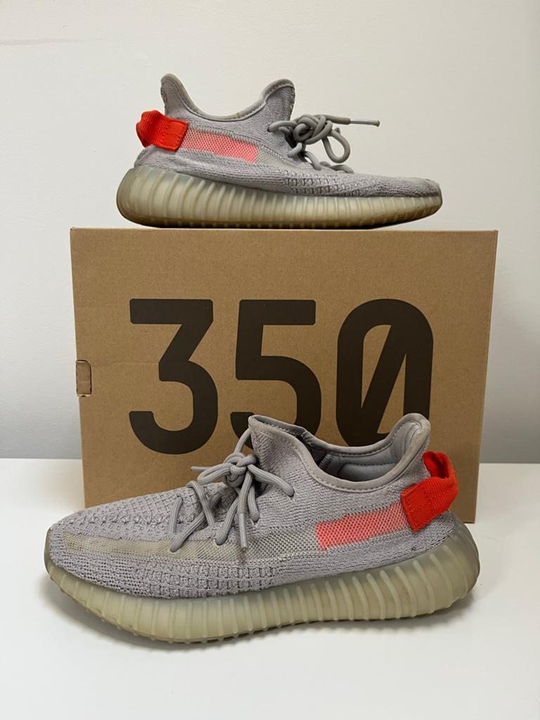 Yeezy 350 v2 Tail Light - Maat 39 1/3 - Gedragen, Ophalen of Verzenden, Gedragen, Grijs, Sneakers of Gympen