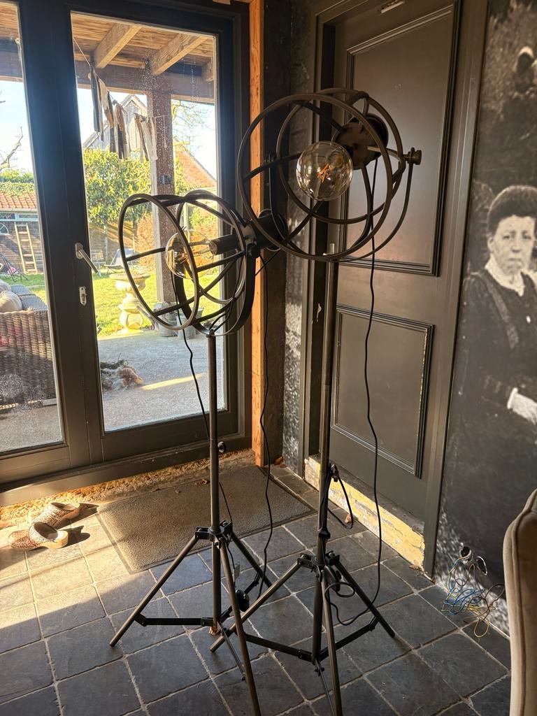 2x Vloerlamp Thom - Industriële driepoot spotlamp E27, Huis en Inrichting, Lampen | Vloerlampen, Zo goed als nieuw, 100 tot 150 cm