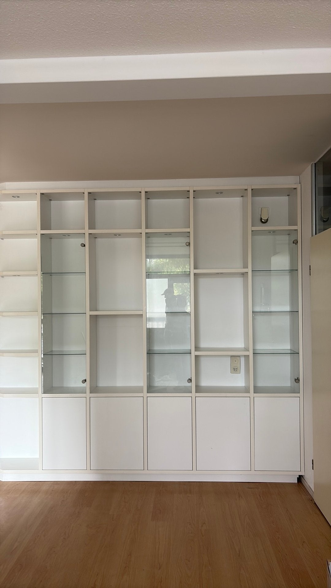 Wandkast /Vitrinekast Wit  maat H 250 D 30 Br. 270, Ophalen