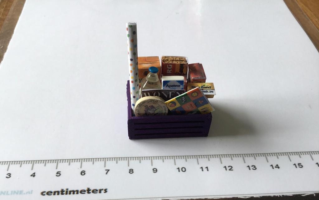 Poppenhuis miniaturen kratje boodschappen paars 34, Ophalen of Verzenden, Nieuw, Poppenhuis