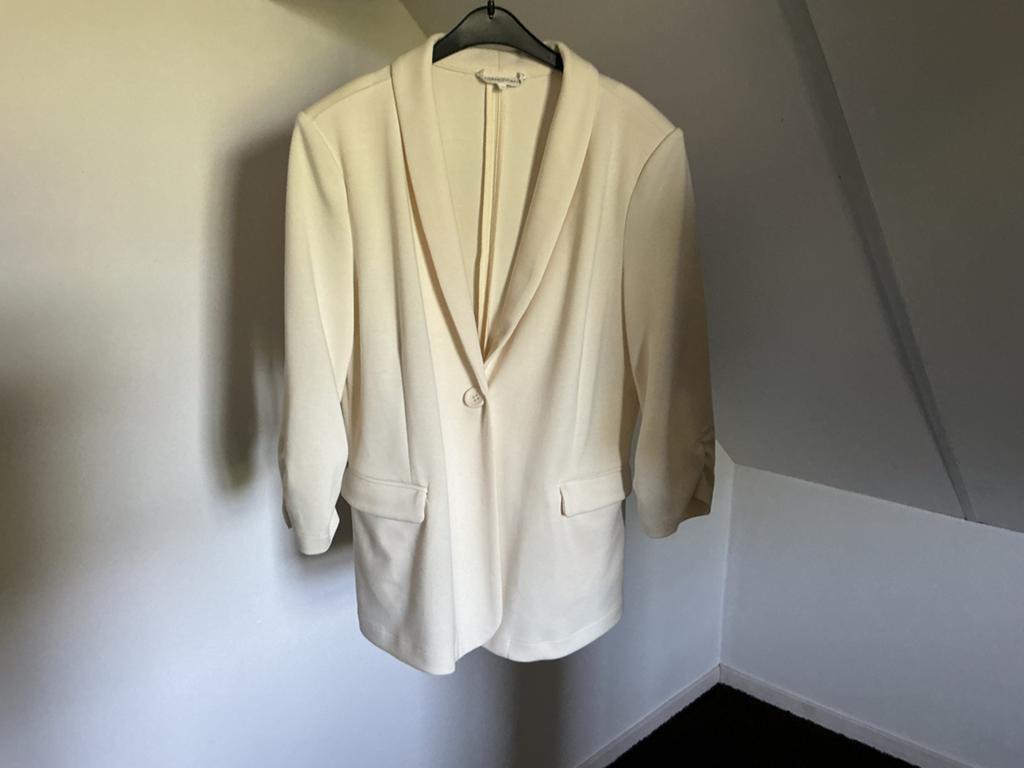Tramontana Crèmekleurig Jasje - Zo goed als nieuw, 44, Maat 38/40 (M), Beige, Ophalen of Verzenden, Zo goed als nieuw